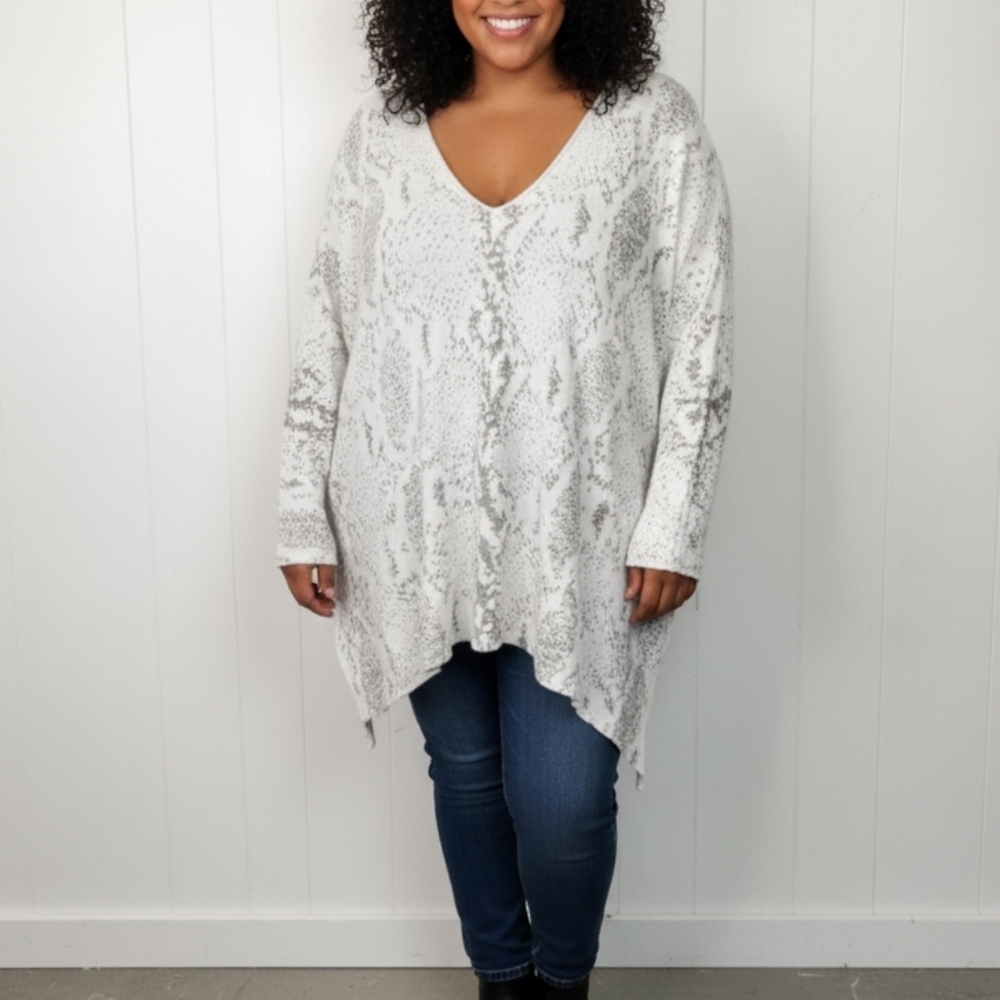 Design Lab White Snakeskin Oversized Loose V-Neck Sweater Top Size 1X Light